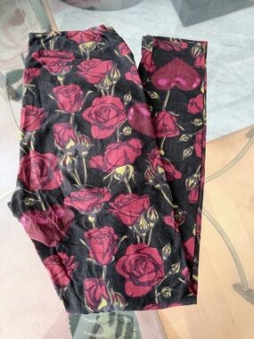 LuLaRoe Black Valentine Leggings with Red Rose Print